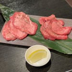 板前焼肉 赤と霜 - 国産の特上黒タン＆上黒タン