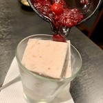 板前焼肉 赤と霜 - あまおうアイスのベリーソースがけ