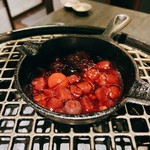 板前焼肉 赤と霜 - あまおうアイスのベリーソースがけ