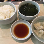 昌慶苑 - ご飯（一杯までお代わり可）、水餃子、ワカメスープ（ワカメ多し！）