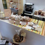 リベル - 焼き菓子棚の様子。