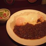 カレーショップ スミレ - ﾍﾞｰｺﾝｴｯｸﾞｶﾚｰ（ｻﾗﾀﾞ付\900)