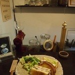 粉屋珈琲 - スモークチキンとごぼうのサラダサンドプレート