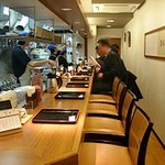 讃岐うどん薫 - Ｌ字型のカウンター席だけですが、和食店のような落ち着いた雰囲気です