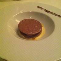 シグネチャー - ミルクチョコレートとメレンゲのミルフィーユパッションフルーツのクリーム