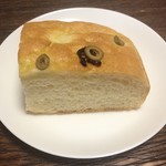 プププ プティッタプティ - 料理写真:自家製セミドライトマトとグリーンオリーブのフォカッチャ