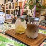 Reimbokafe - 左自家製レモンソーダ(300円)
                      右カフェオレアイス(400円)