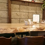 Kondhimento Kafe - 塩釜石の蔵の店内。カウンターは一枚板で素敵。