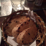 三河屋 - とろろイモ焼き 200円。
                                目の前の七輪で醤油を塗りながら焼いて下さいます。
                                サクッと香ばしくて日本酒にめちゃ合います。