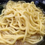 横浜家系源家らーめん - 松本製麺の麺はツルシコな食感。