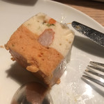 ラウンジ ORIGAMI - アフタヌーンティー５５００円（総額）。海老とトマトのテリーヌ。この厚みは初体験です。さっぱり味ですが、海老、白身魚、クリームの濃厚さもあり、とても美味しかったです（╹◡╹）