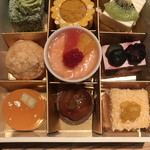 ラウンジ ORIGAMI - アフタヌーンティー５５００円（総額）。一の重。どのプティフールもとても美味しかったです（╹◡╹）。左下のメロンゼリー＆ムースと、右上のショートケーキが特に美味しかったです（╹◡╹）（╹◡╹）