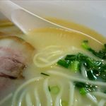 麺屋 菜々兵衛 - 鶏白湯塩のスープのアップ