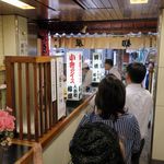 柳屋 - 店内奥から平日並びのようす。