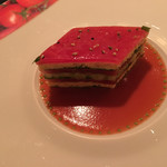 ガストロノミー ジョエル・ロブション - 毛ガニ トマトと共にミルフィーユにし、酸味の効いたクーリで
      