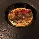 ガストロノミー ジョエル・ロブション - 舌平目 赤座海老と共にバロティーヌにし、サフランの香るムール貝のソースで
      