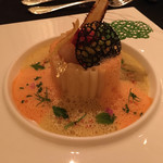 ガストロノミー ジョエル・ロブション - マカロニのタンバル ラングスティーヌと帆立貝のポアレを詰め ターメリックのカプチーノとスパイシーなソースコラリーヌ
      