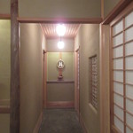 Chisou Nakamura - 店内に入ると個室があり、奥がカウンター席