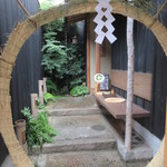 馳走なかむら - 引戸を引くと茅の輪！