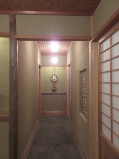 Chisou Nakamura - 店内に入ると個室があり、奥がカウンター席