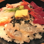 Hana han bekkan tsubaki - 海鮮丼アップ。鮮度、具材の質はいたって普通のランチかな