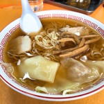 りんりん - チャーシュー2枚、メンマ、刻みネギ、サービスワンタン