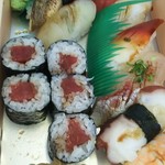 玄海鮨 - 竹にぎり＋鉄火巻  一個食べてます