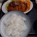 Miyoshi ya - ﾋﾚとんかつ定食の左側