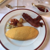 ダイニングルーム - プレーンオムレツ・ベーコン・付け合せ
