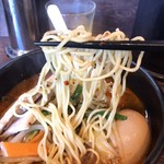 香港バル ラカンカ - パツパツした中太麺。美味しいです。