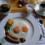 Manpei Hotel - クロスの上に整然と並べられたナプキンとカトラリー
      万平は すずらん印❣️