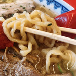 赤湯ラーメン 龍上海 - 麺はぷるぷる縮れ麺