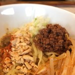 担担担 - 汁なし担々麺（トッピング・白ネギ、ナッツ、辛もやし）アップ①