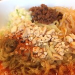 担担担 - 汁なし担々麺（トッピング・白ネギ、ナッツ、辛もやし）アップ②