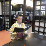 博多三氣 - ファミレスのようなボックス型のテーブル席もありますが、今回は家族連れにもオススメの小上がりを利用しました。