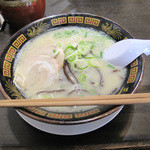 博多三氣 - やる氣ラーメン500円。メニュー曰く『あっさり塩とんこつ』。