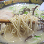 博多三氣 - 脂肪分が少ないという意味ではあっさりですが、ほどほどの白濁豚骨特有のクリーミー感で厚みもあります。