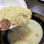 博多三氣 - 三氣と言えば、『替玉10円』が有名です。麺は福岡県産のラーメン専用小麦・ラー麦の自家製麺。