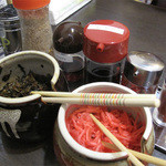 博多三氣 - 卓上には紅しょうが・辛子高菜・ゴマ・コショウ・ラーメンダレがあります。ネギとニンニクのトッピングも無料です。