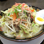 博多三氣 - お店のウリでもある『三氣ラーちゃん』。680円。分かりやすく言えば、肉野菜炒めのせ豚骨ラーメンってトコでしょうか。