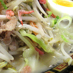 博多三氣 - あっさり豚骨ベースに炒め野菜の旨みがたっぷり。一品でとてもお腹一杯になりました。