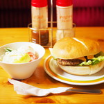 Komeda Kohi Ten - ドミグラスバーガー、ミニサラダ