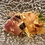 Imaishi Hanten Suzuka - ＊揚げたシュウマイの皮がいいアクセントですし、カイワレ・人参・茗荷などお野菜もタップリ。 お醤油・紹興酒のタレがかけられ「山葵」も添えられているという、中華と和食の融合お刺身。 このタレお刺身にも合いますし、好みのテイスト。