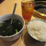焼肉 多聞 - ワカメスープとご飯・烏龍茶