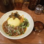 SPICY CURRY 魯珈 - 羊肉干咖喱＋烏賊煮干酢と秋茄子のアチャールとラムカレー(ビンダル風)のぷちカレー