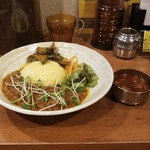 SPICY CURRY 魯珈 - 羊肉干咖喱＋烏賊煮干酢と秋茄子のアチャールとラムカレー(ビンダル風)のぷちカレー