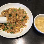 万豚記 - 豚バラ青菜炒飯 880えん税別 ランチタイム スープ付き