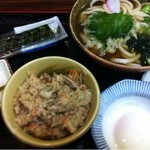 きまい - ミニ炊き込みご飯セット（うどん、温玉つき）680円。