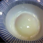 きまい - 温泉玉子。そのまま食べてもいいし、うどんに入れてもいいと店主。