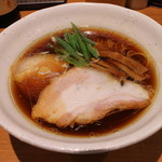 中華そば うえまち - 中華そば 鶏・豚  醤油(930円、斜め上から)